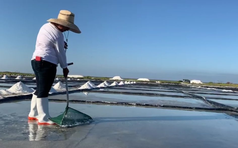 La sal en Cuyutlán se produce de manera artesanal. (Especial)